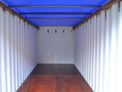 Innenraum eines 20 Fuß Open Top Containers