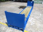 Flat Rack Container mit schwerer Maschine beladen