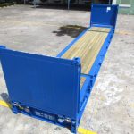 Flat Rack Container mit schwerer Maschine beladen