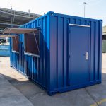20 Fuß Container mit zwei geöffneten Verkaufsklappen im Einsatz