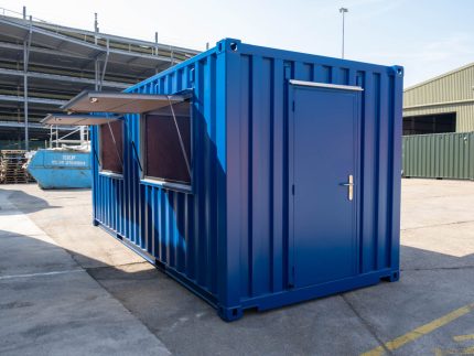 20 Fuß Container mit zwei geöffneten Verkaufsklappen im Einsatz