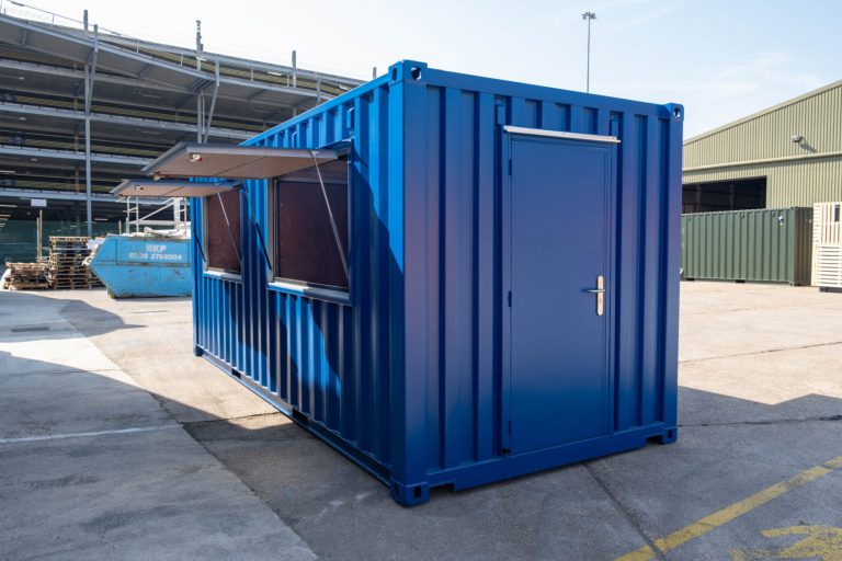 20 Fuß Container mit zwei geöffneten Verkaufsklappen im Einsatz