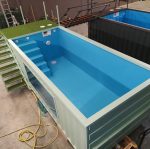 Container Pool 30 Fuß mit integrierter Treppe und blauem Innenbereich