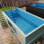 Container Pool 30 Fuß mit integrierter Treppe und blauem Innenbereich