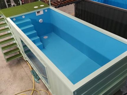 Container Pool 30 Fuß mit integrierter Treppe und blauem Innenbereich