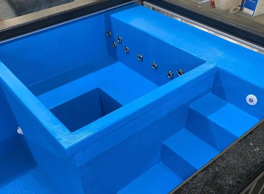 Containerpool 40 Fuß aus Stahl in grauer Ausführung Außenansicht Containerpool 40 Fuß – Design-Schwimmbecken aus upgecyceltem Seecontainer – Bild 1