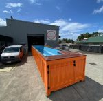 40-Fuß Container-Pool im modernen Garten