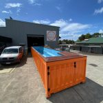 40-Fuß Container-Pool im modernen Garten