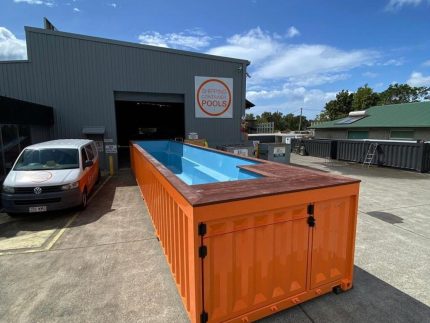40-Fuß Container-Pool im modernen Garten