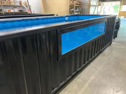 40 Fuß Containerpool im modernen Garten mit industriellem Design