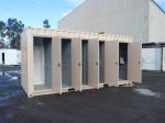 Innenansicht eines umgebauten Sanitärcontainers mit Waschbecken und Toiletten