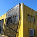 Mobiles Baustellenbüro aus Seecontainer auf Baustelle installiert