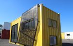 Mobiles Baustellenbüro aus Seecontainer auf Baustelle installiert