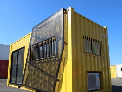 Mobiles Baustellenbüro aus Seecontainer auf Baustelle installiert
