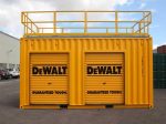 Geöffneter Messestand aus modifiziertem Container auf Fachmesse