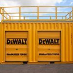 Geöffneter Messestand aus modifiziertem Container auf Fachmesse