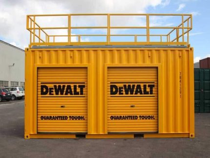 Geöffneter Messestand aus modifiziertem Container auf Fachmesse