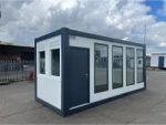 mobiler bürocontainer mit panoramafenstern außenansicht