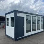 mobiler bürocontainer mit panoramafenstern außenansicht
