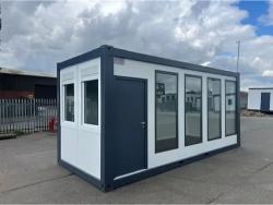 mobiler bürocontainer mit panoramafenstern außenansicht