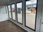 Mobiler Bürocontainer mit Panoramafenstern – Bild 3