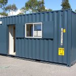 Modularer Wohncontainer auf abgelegener Baustelle im Einsatz