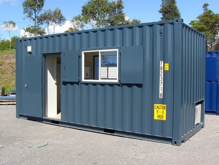 Modularer Wohncontainer auf abgelegener Baustelle im Einsatz