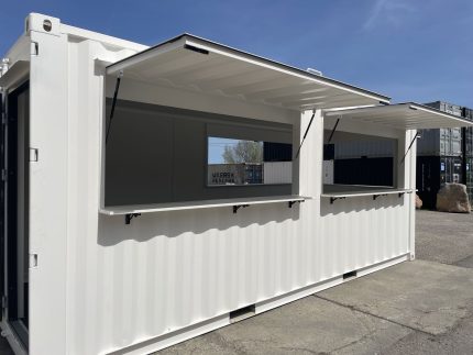 Container Bar 20 Fuß mit drei Verkaufsöffnungen im Eventeinsatz