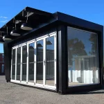 Seecontainer Café mit geöffneter Verkaufsseite im Industrial Design
