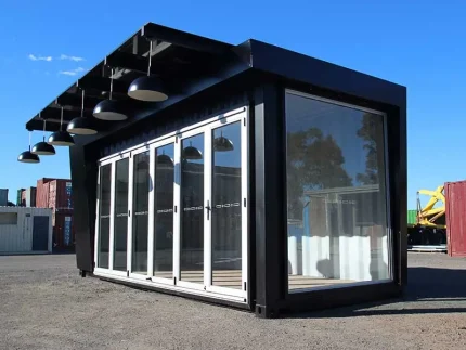 Seecontainer Café mit geöffneter Verkaufsseite im Industrial Design