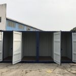 20-Fuß Container mit vier seitlichen Türen geöffnet im Lagerbetrieb