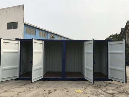 20-Fuß Container mit vier seitlichen Türen geöffnet im Lagerbetrieb