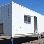 Umgebaute Container Werkstatt mit Werkbank und Regalen