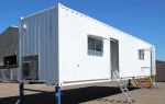 Umgebaute Container Werkstatt mit Werkbank und Regalen