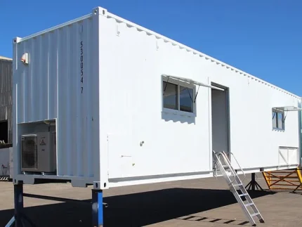Umgebaute Container Werkstatt mit Werkbank und Regalen