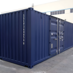 40-Fuß Lagercontainer mit vier geöffneten Seitentüren in Industrieumgebung