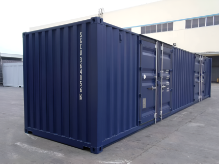 40-Fuß Lagercontainer mit vier geöffneten Seitentüren in Industrieumgebung