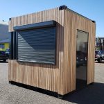 Professionell umgebaute Containerküche aus Seecontainer für Gastronomie