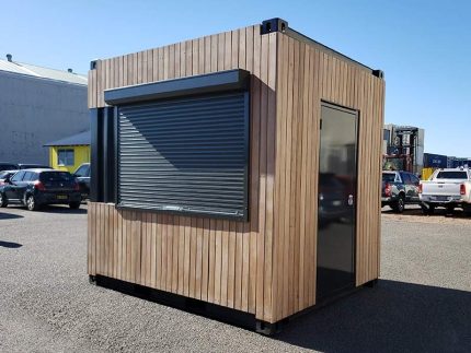Professionell umgebaute Containerküche aus Seecontainer für Gastronomie