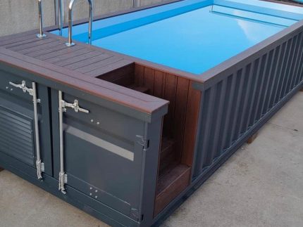 Containerpool 6 Meter mit Holzverkleidung und Edelstahlleiter