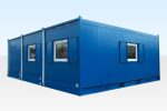 Außenansicht eines modularen Stahlgebäudes mit industrieller Architektur