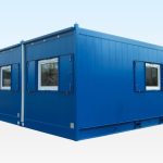 Außenansicht eines modularen Stahlgebäudes mit industrieller Architektur