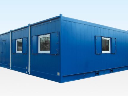 Außenansicht eines modularen Stahlgebäudes mit industrieller Architektur