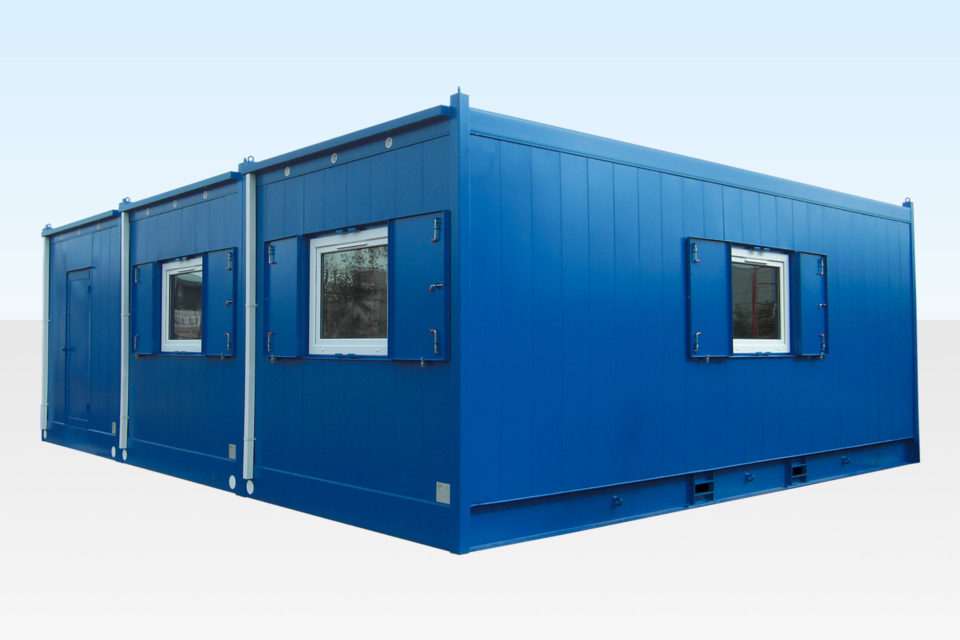 Außenansicht eines modularen Stahlgebäudes mit industrieller Architektur Außenansicht eines modularen Stahlgebäudes mit industrieller Architektur