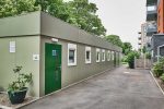 Außenansicht eines modularen Gebäudes mit Stahlstruktur