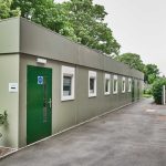 Außenansicht eines modularen Gebäudes mit Stahlstruktur