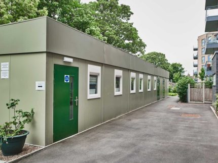 Außenansicht eines modularen Gebäudes mit Stahlstruktur