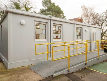 Modulares Containergebäude mit 6 Einheiten Außenansicht Stahl verzinkt