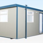 Modularer Bürocontainer aus grauem Seecontainer auf Baustelle