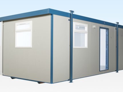 Modularer Bürocontainer aus grauem Seecontainer auf Baustelle